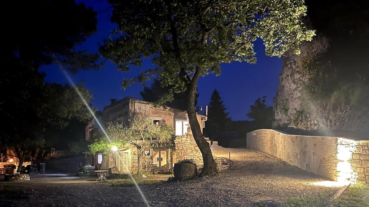 Le Castellas - Gite En Pleine Nature Montmirat Экстерьер фото